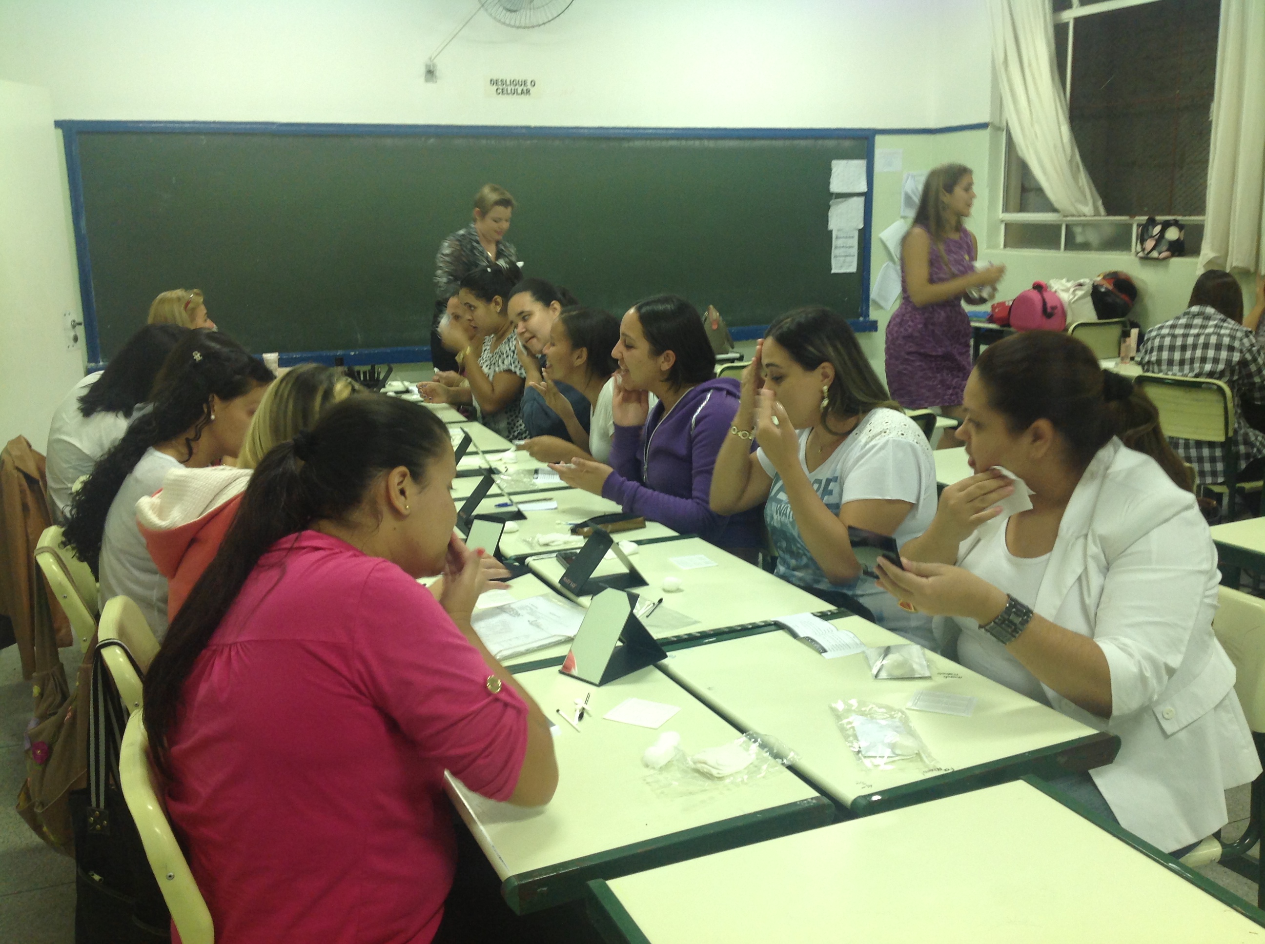 Alunos da Extensão do Curso de Secretariado participam de curso de automaquiagem