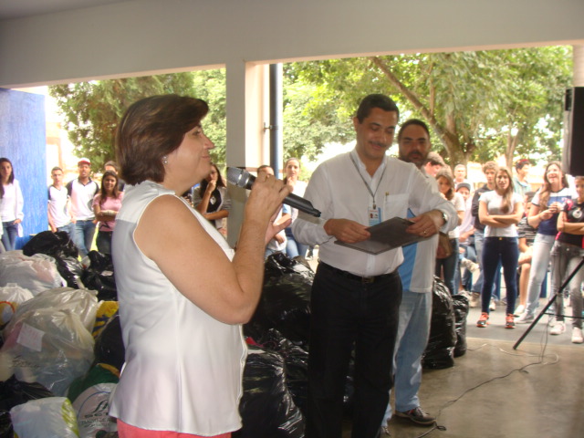 Doação de Agasalhos e Premiação Gincana Médio